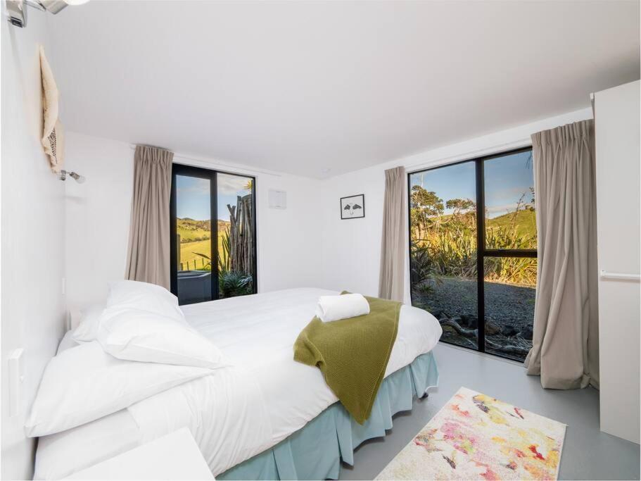 Elliot Bay - Hilltop Flat Rawhiti